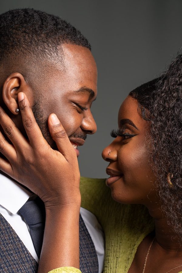 Yamoussa Fashion photo shoot / en couple gros plan l'un face à l'autre / au studio Factory 5.42 à Toulouse