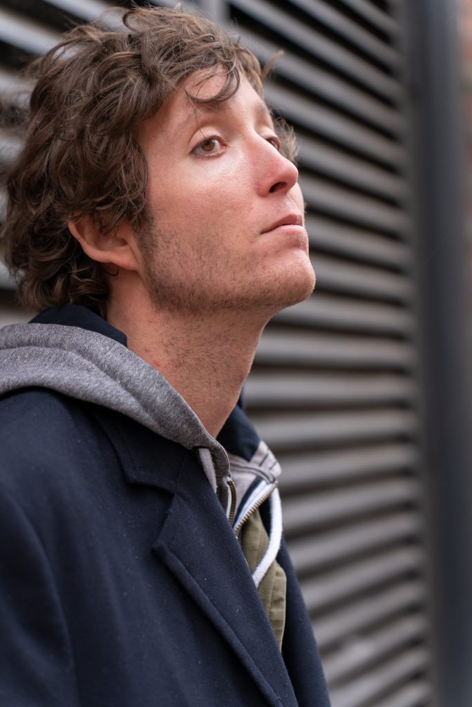 Arthur Fashion photoshoot / en extérieur plan poitrine / à Toulouse