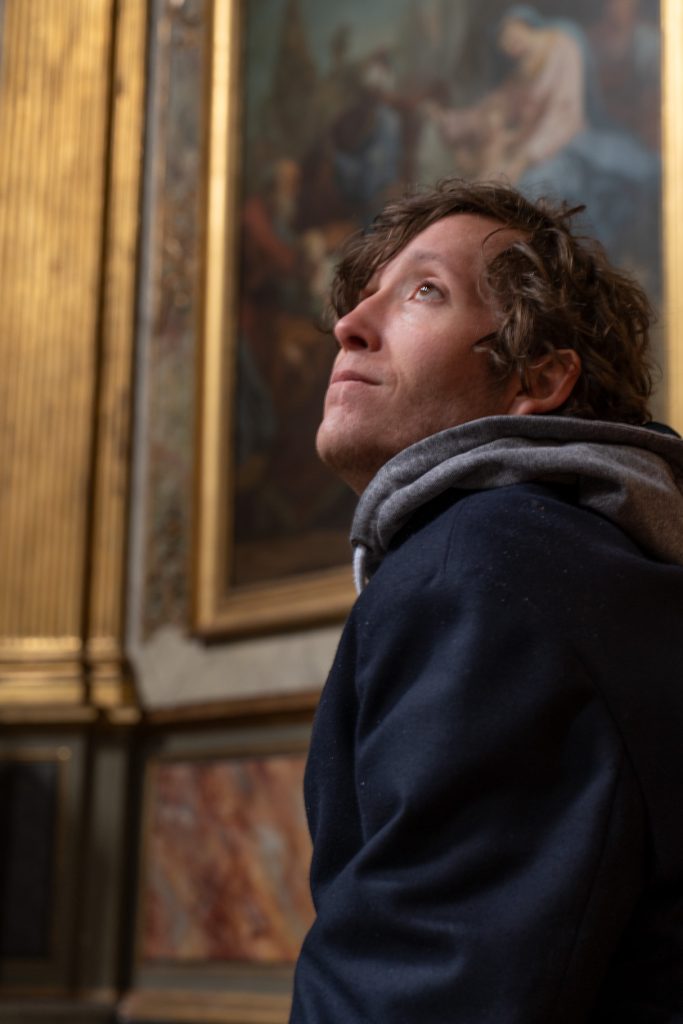 Arthur Fashion photoshoot / à l'intérieur plan poitrine / à Toulouse