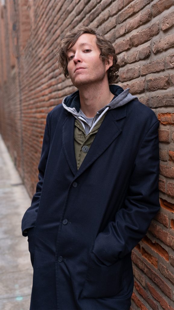 Arthur Fashion photoshoot / en extérieur plan poitrine / à Toulouse