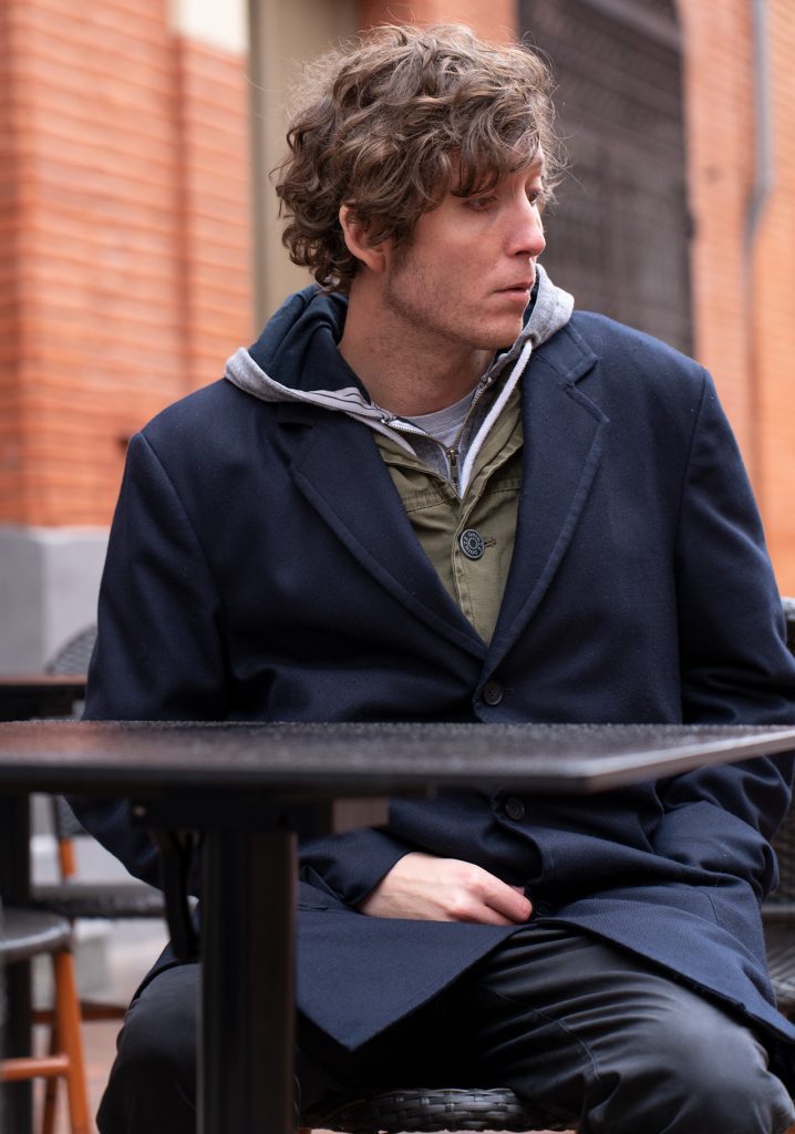 Arthur Fashion photoshoot / en extérieur plan poitrine / à Toulouse