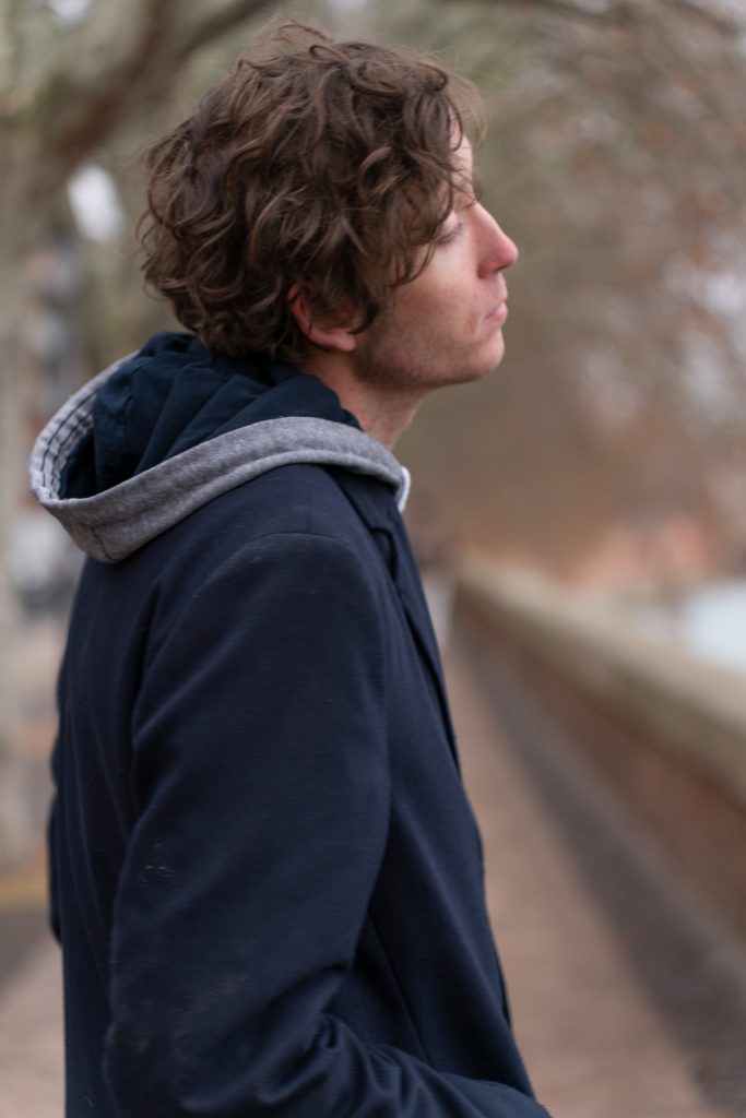 Arthur Fashion photoshoot / en extérieur plan poitrine / à Toulouse