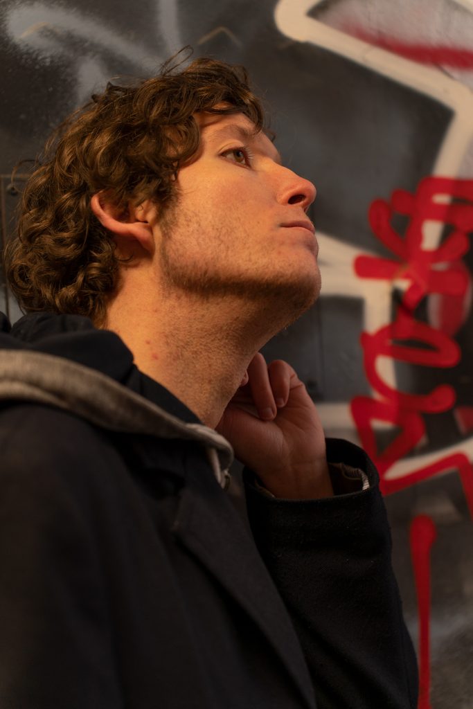 Arthur Fashion photoshoot / en extérieur plan poitrine / à Toulouse