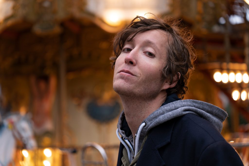 Arthur Fashion photoshoot / à l'intérieur plan poitrine / à Toulouse