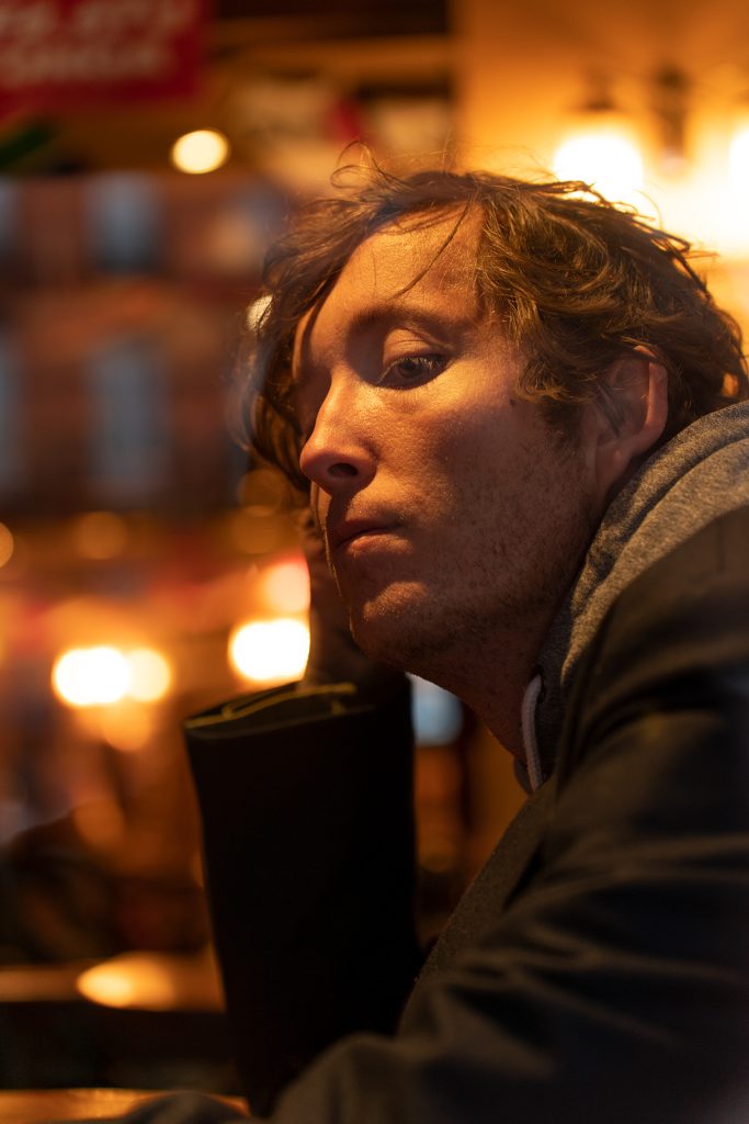 Arthur Fashion photoshoot / à l'intérieur plan poitrine / à Toulouse