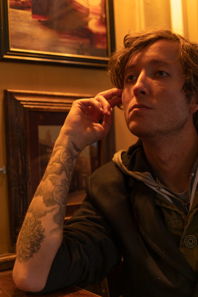 Arthur Fashion photoshoot / à l'intérieur plan poitrine / à Toulouse