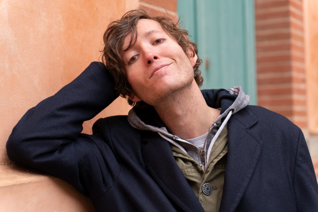 Arthur Fashion photoshoot / en extérieur plan poitrine / à Toulouse