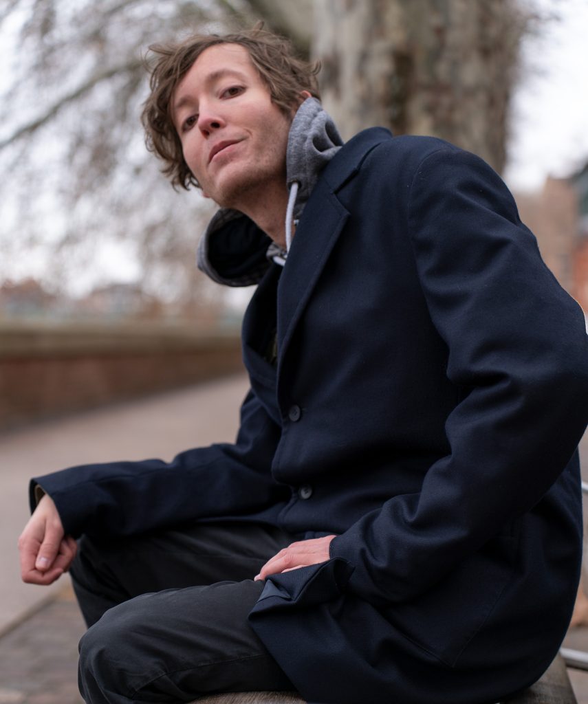 Arthur Fashion photoshoot / en extérieur plan poitrine / à Toulouse