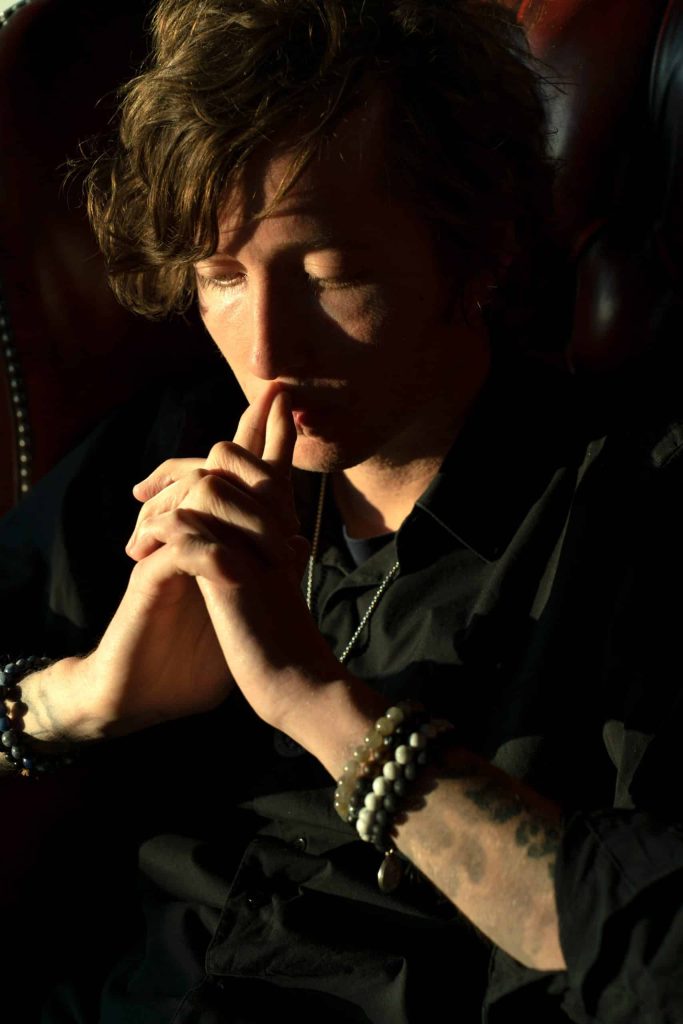 Arthur Fashion photoshoot / à l'intérieur plan poitrine / à Toulouse