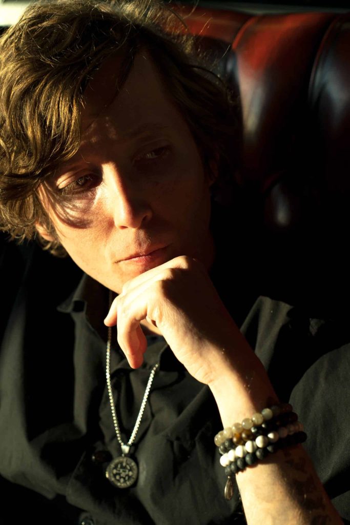 Arthur Fashion photoshoot / à l'intérieur plan poitrine / à Toulouse