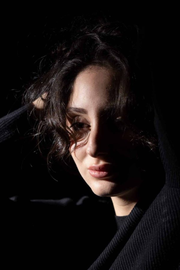 Lizi Fashion photoshoot / plan poitrine sur fond noir / au studio Factory 5.42 à Toulouse