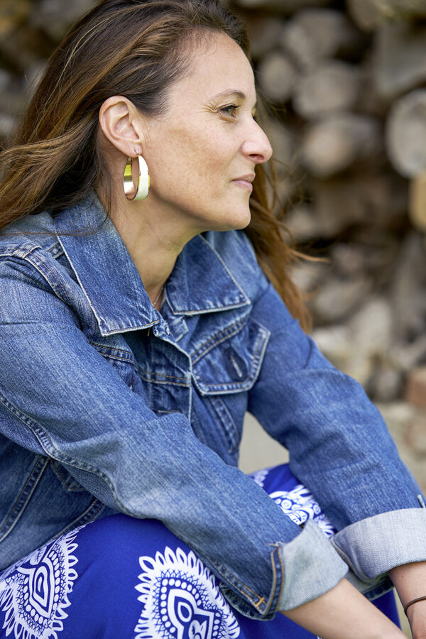 Marjorie photo shoot portrait / en extérieur plan poitrine de profil / en Montagne noire