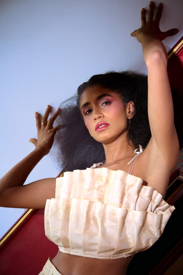 Leïjah Fashion photoshoot en couleur cadrage en taille/ au domaine de Bize à Mirepoix