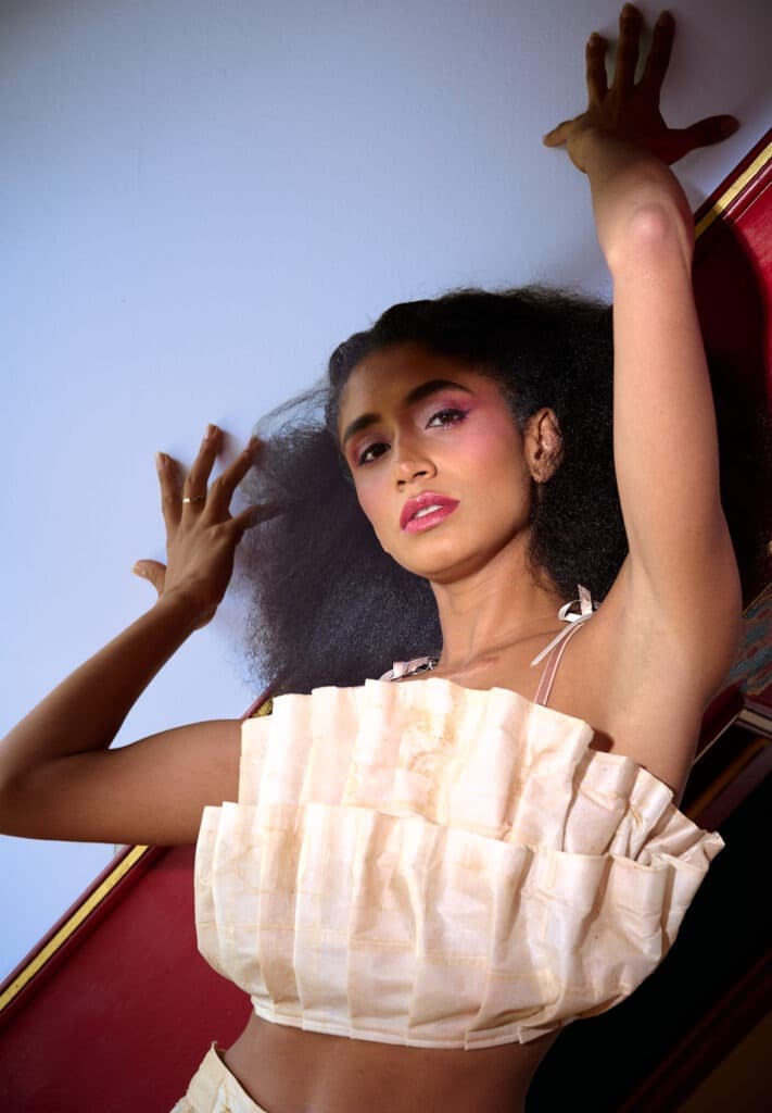 Leïjah Fashion photoshoot en couleur cadrage en taille/ au domaine de Bize à Mirepoix