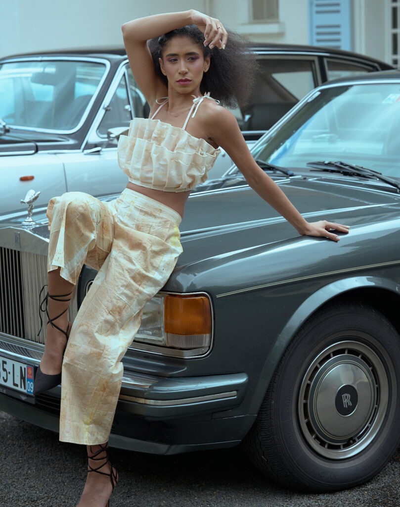 Leïjah Fashion photoshoot cadrage en pied en couleur assise sur capot de voiture Rolls Royce / au domaine de Bize à Mirepoix