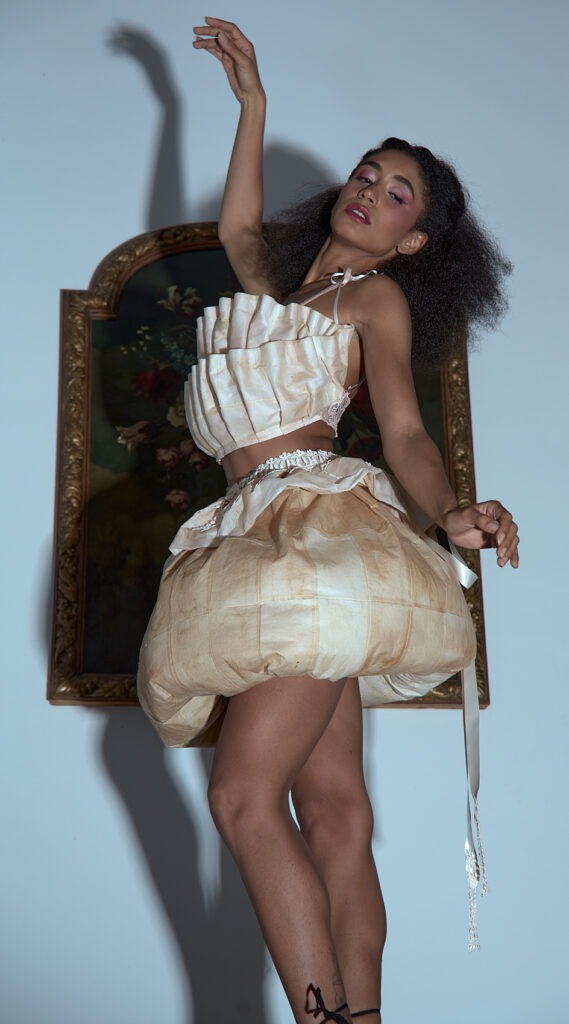 Leïjah Fashion photoshoot cadrage en pied en couleur / au domaine de Bize à Mirepoix