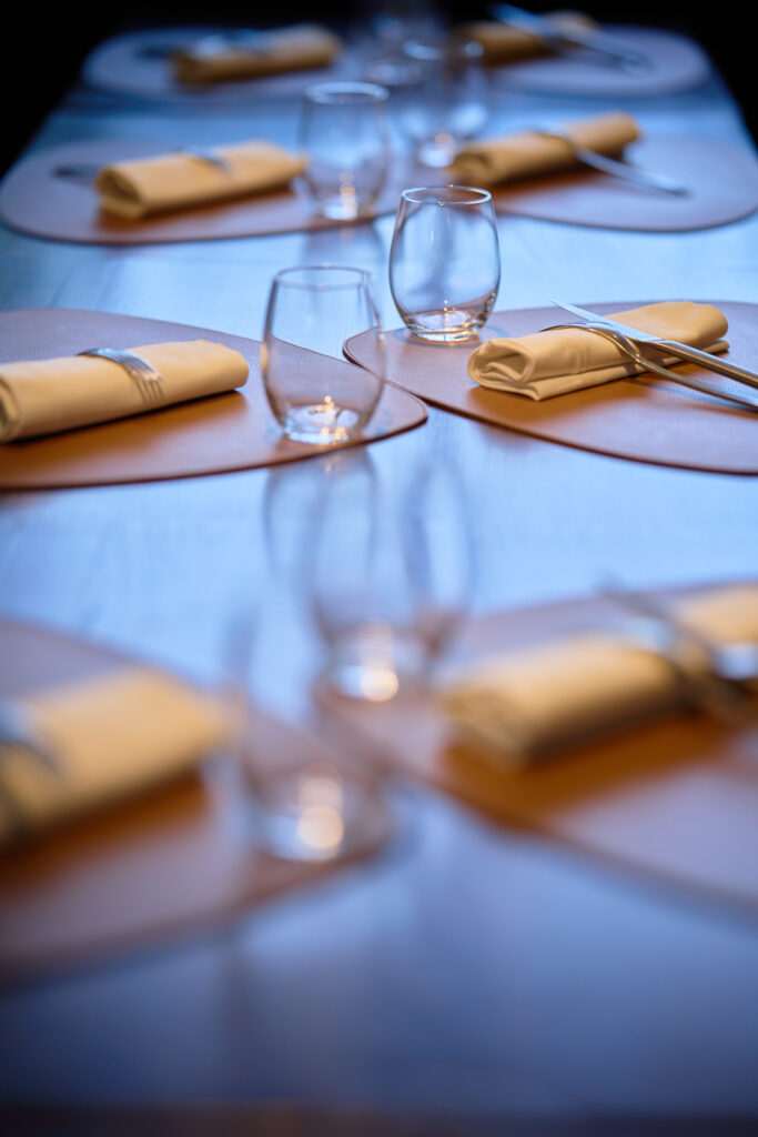 photo shoot culinaire / photo de table avec couvert et verre à eau et à vin / La Table de Michèle à Campsas