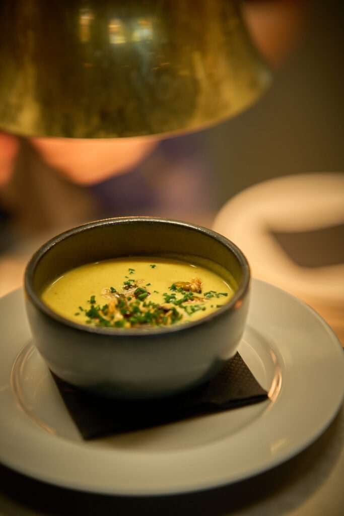 photo shoot culinaire / dans bol soupe de poisson / La Table de Michèle à Campsas